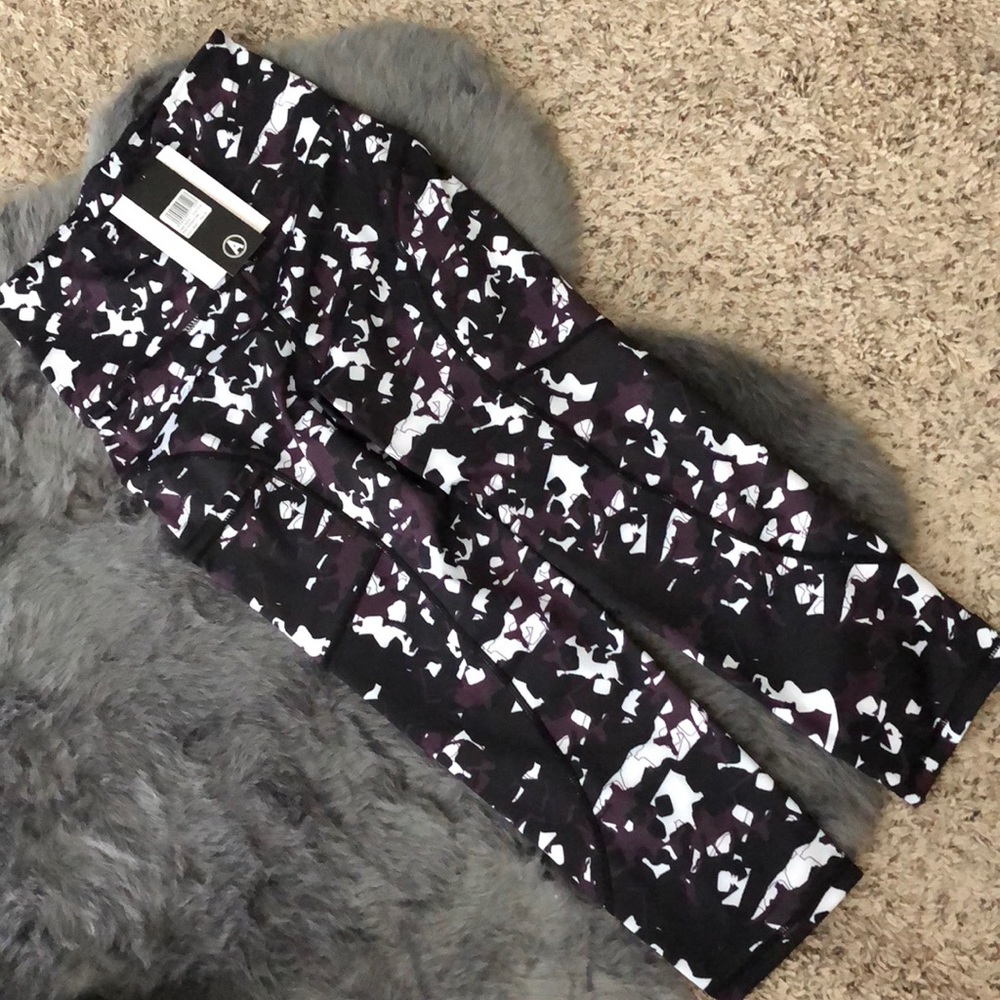 Brand New Acai Active Wear Berry Capri Leggings XS
